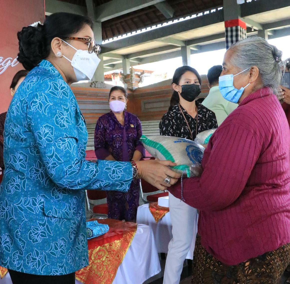 podiumnews.com-Sapa Masyarakat Gianyar, PKK Provinsi Bali Berbagi Beras dan Susu